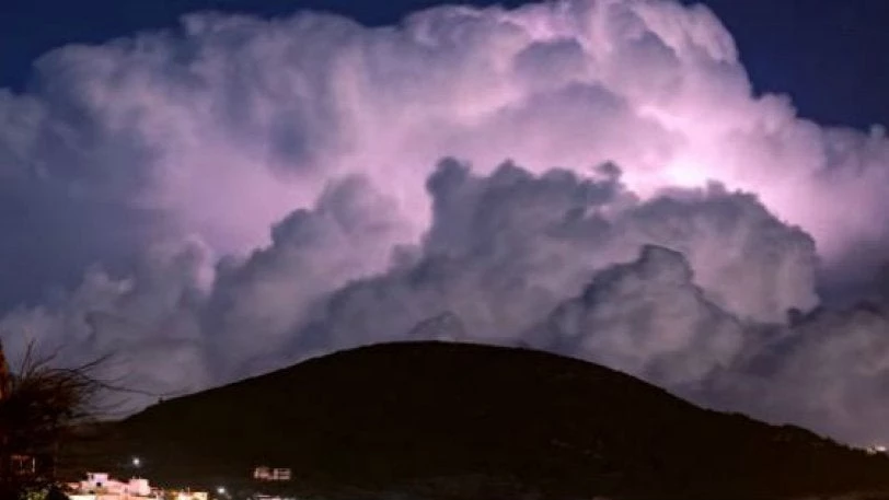 Απόκοσμο θέαμα: To απίθανο φαινόμενο που έκανε μωβ τον ουρανό της Σάμου – (vid)